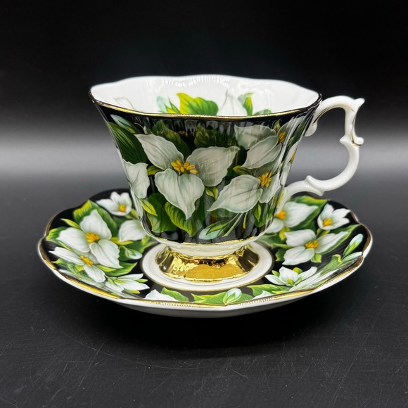 Royal Albert Flora Series Trillium Tea Cup Saucer Set Bone China England - Picture 1 of 5